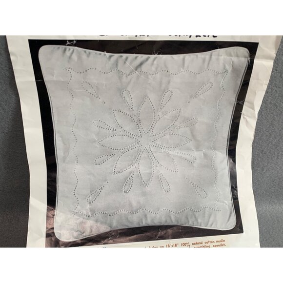 18 x 18 Snowflake Candlewicking Cotton Muslin Quilt Block Stamped Pattern - Picture 2 of 5